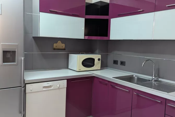 Shtepi me qera Apartament ne Tirane, 3+1, Mobilimi E mobiluar, Pagesa 700  Euro.
