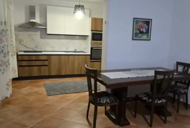 Shtepi me qera Shtepi Private ne Tirane, 3+1, Mobilimi E mobiluar, Pagesa 700  Euro.