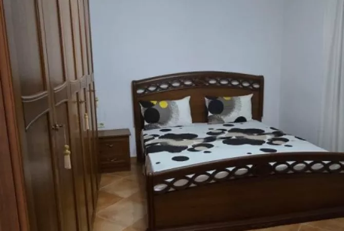 Shtepi me qera Shtepi Private ne Tirane, 3+1, Mobilimi E mobiluar, Pagesa 700  Euro.