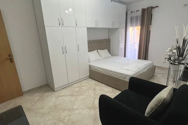 Shtepi me qera Apartament ne Tirane, Garsoniere, Mobilimi E mobiluar, Pagesa 50,000  Leke.