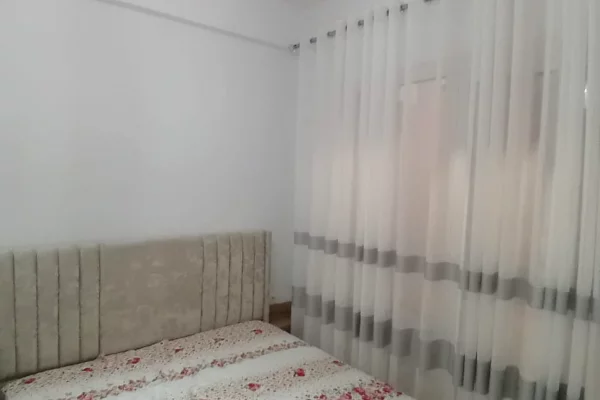 Shtepi me qera Apartament ne Tirane, 1+1, Mobilimi E mobiluar, Pagesa 45,000  Leke.