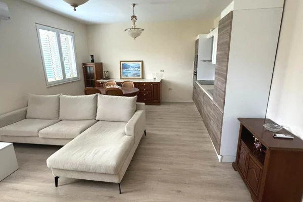 Shtepi me qera 1+1 ne Tirane - 70,000 Leke