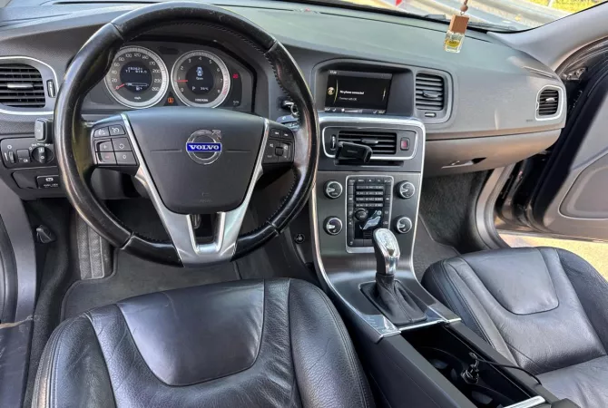 Makina ne shitje ne Tirane, Volvo, 2013 gasoline-gas,Kambio Automatik Pagesa 690,000  Leke.