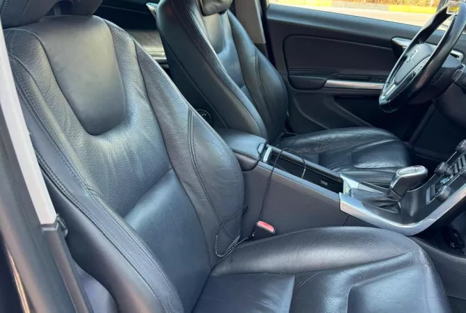 Makina ne shitje ne Tirane, Volvo, 2013 gasoline-gas,Kambio Automatik Pagesa 690,000  Leke.