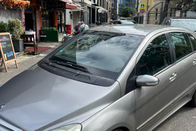Makina ne shitje ne Tirane, Mercedes-Benz, 2005 Diesel,Kambio Automatik Pagesa 320,000  Leke.