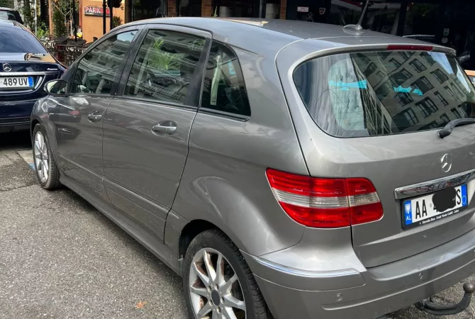 Makina ne shitje ne Tirane, Mercedes-Benz, 2005 Diesel,Kambio Automatik Pagesa 320,000  Leke.