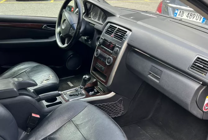 Makina ne shitje ne Tirane, Mercedes-Benz, 2005 Diesel,Kambio Automatik Pagesa 320,000  Leke.