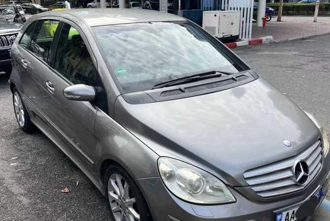 Makina ne shitje ne Tirane - 320,000 Leke