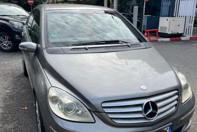 Makina ne shitje ne Tirane - 320,000 Leke
