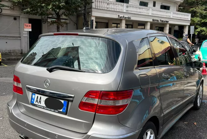 Makina ne shitje ne Tirane - 320,000 Leke