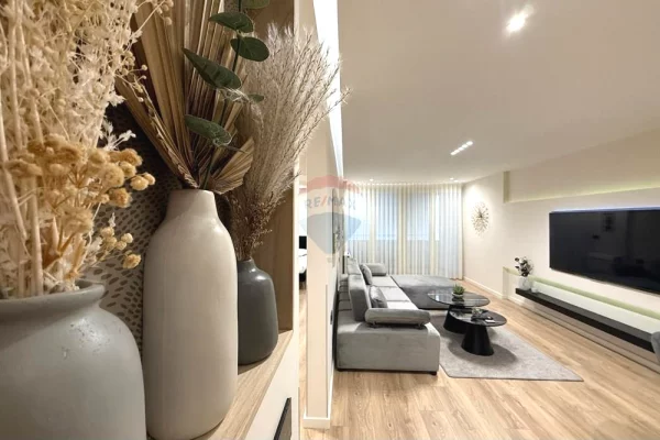 Shtepi me qera 2+1 ne Tirane - 1,300 Euro