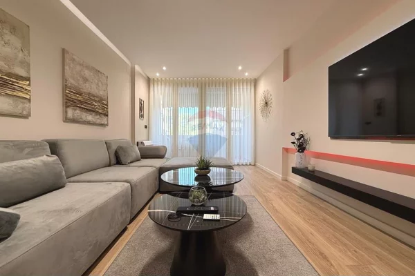 Shtepi me qera 2+1 ne Tirane - 1,300 Euro