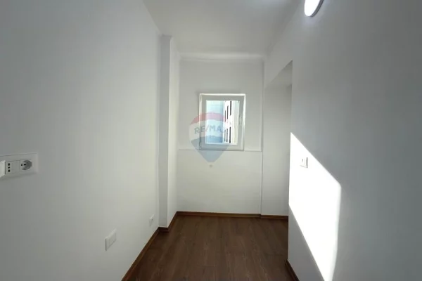 Shtepi ne shitje Apartament ne Tirane, 2+1, Mobilimi Bosh, pa mobiluar, Pagesa 149,000  Euro.