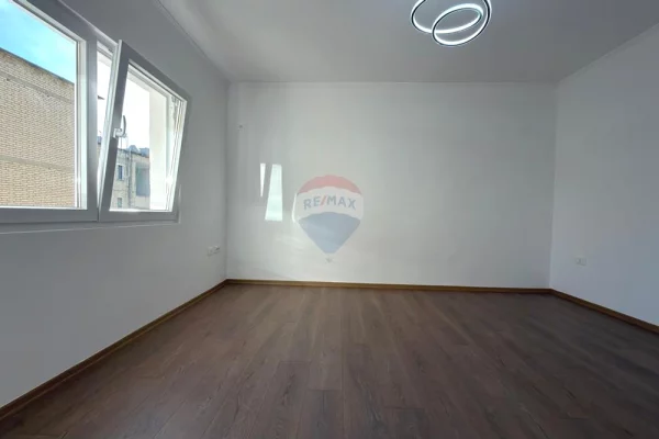 Shtepi ne shitje Apartament ne Tirane, 2+1, Mobilimi Bosh, pa mobiluar, Pagesa 149,000  Euro.