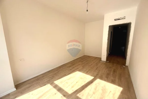 Shtepi ne shitje Apartament ne Tirane, 2+1, Mobilimi Bosh, pa mobiluar, Pagesa 189,900  Euro.