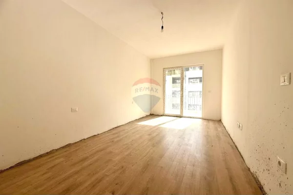 Shtepi ne shitje Apartament ne Tirane, 2+1, Mobilimi Bosh, pa mobiluar, Pagesa 189,900  Euro.