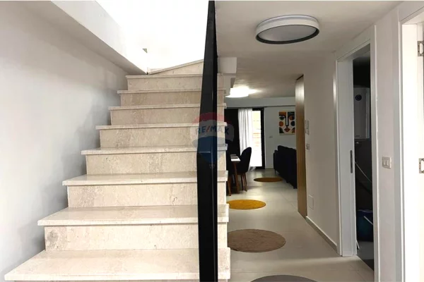 Shtepi me qera Duplex(shtepi me 2 kate) ne Tirane, 3+1, Mobilimi E mobiluar, Pagesa 1,400  Euro.