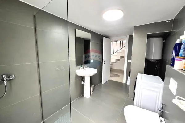 Shtepi me qera Duplex(shtepi me 2 kate) ne Tirane, 3+1, Mobilimi E mobiluar, Pagesa 1,400  Euro.