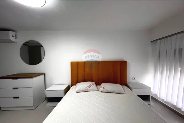 Shtepi me qera Duplex(shtepi me 2 kate) ne Tirane, 3+1, Mobilimi E mobiluar, Pagesa 1,400  Euro.