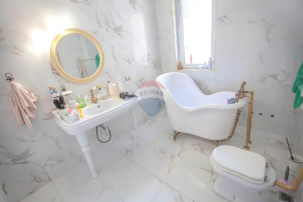 Shtepi me qera Apartament ne Tirane, 3+1, Mobilimi E mobiluar, Pagesa 1,900  Euro.