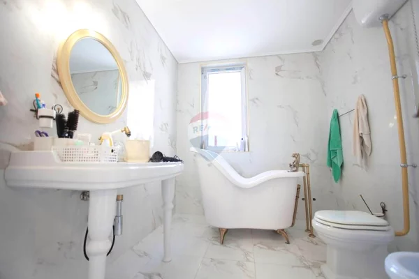 Shtepi me qera Apartament ne Tirane, 3+1, Mobilimi E mobiluar, Pagesa 1,900  Euro.