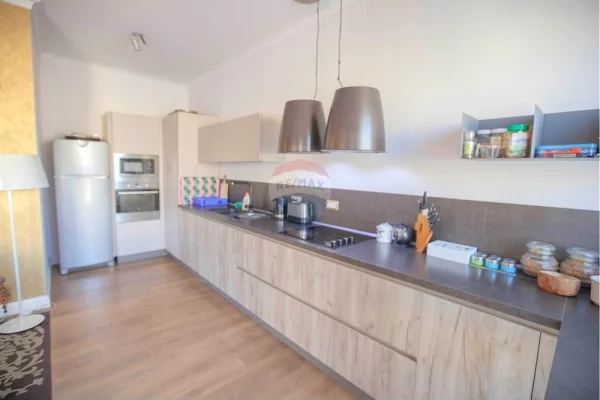 Shtepi me qera Apartament ne Tirane, 3+1, Mobilimi E mobiluar, Pagesa 1,900  Euro.