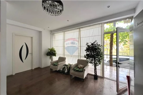 Ambiente Commerciale in Affitto 1+1 a Tirana - 2,000 Euro