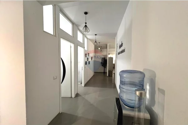 Ambiente Commerciale in Affitto 1+1 a Tirana - 2,000 Euro