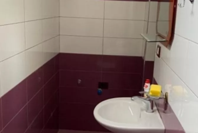 Ambient biznesi me qera 4+1 ne Tirane - 800 Euro