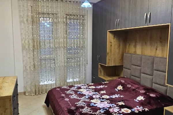 Shtepi me qera Apartament ne Tirane, 3+1, Mobilimi E mobiluar, Pagesa 600  Euro.