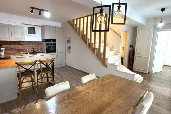 Shtepi ne shitje Apartament ne Tirane, 2+1, Mobilimi E mobiluar, Pagesa 216,300  Euro.