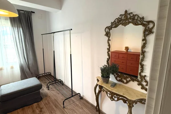 Shtepi ne shitje Apartament ne Tirane, 2+1, Mobilimi E mobiluar, Pagesa 216,300  Euro.