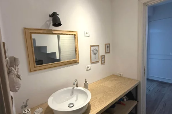 Shtepi ne shitje Apartament ne Tirane, 2+1, Mobilimi E mobiluar, Pagesa 216,300  Euro.