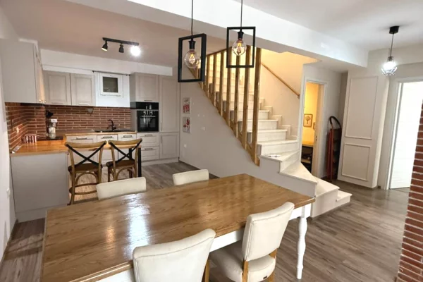 Shtepi ne shitje Apartament ne Tirane, 2+1, Mobilimi E mobiluar, Pagesa 216,300  Euro.