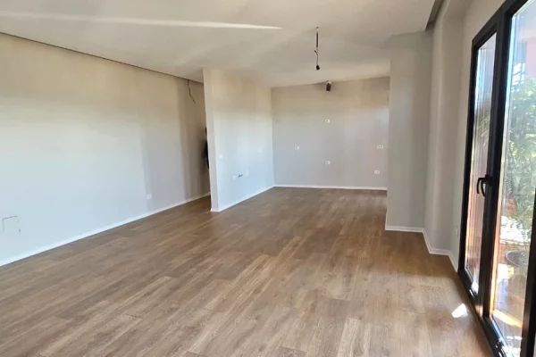 🏢 Jepet me Qira – Ambient Zyre ne Garden Building