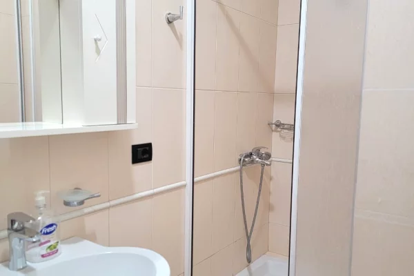 Shtepi me qera Apartament ne Tirane, 2+1, Mobilimi E mobiluar, Pagesa 900  Euro.