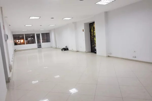 Ambiente Commerciale in Affitto 1+1 a Tirana - 2,002 Euro