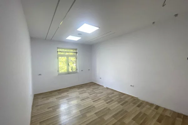 Ambient biznesi me qera 3+1 ne Tirane - 600 Euro