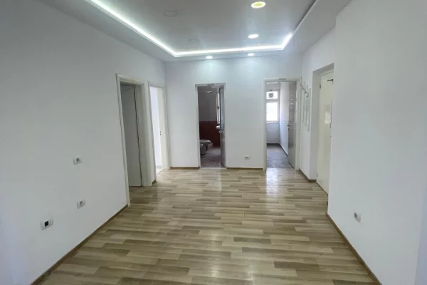 Ambient biznesi me qera 3+1 ne Tirane - 600 Euro