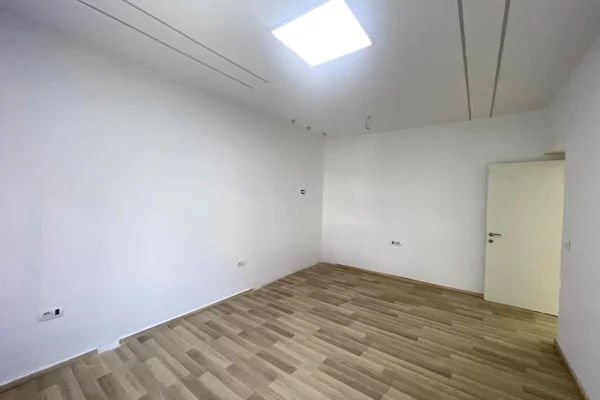 Ambient biznesi me qera 3+1 ne Tirane - 600 Euro