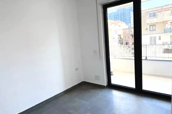 Ambient biznesi me qera 3+1 ne Tirane - 450 Euro