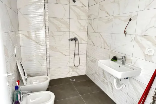 Ambient biznesi me qera 3+1 ne Tirane - 450 Euro