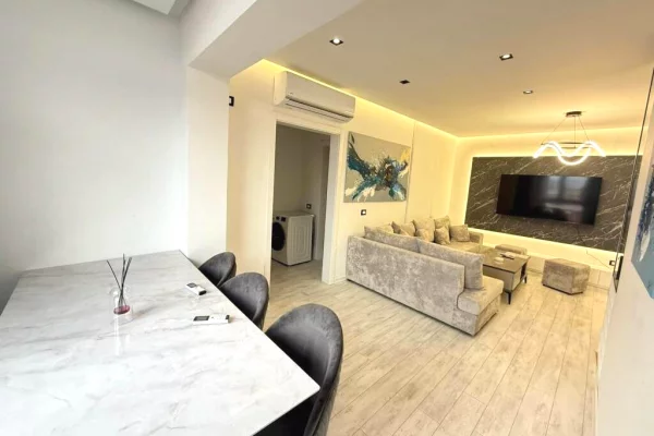 Shtepi ne shitje Apartament ne Tirane, 3+1, Mobilimi E mobiluar, Pagesa 125,000  Euro.