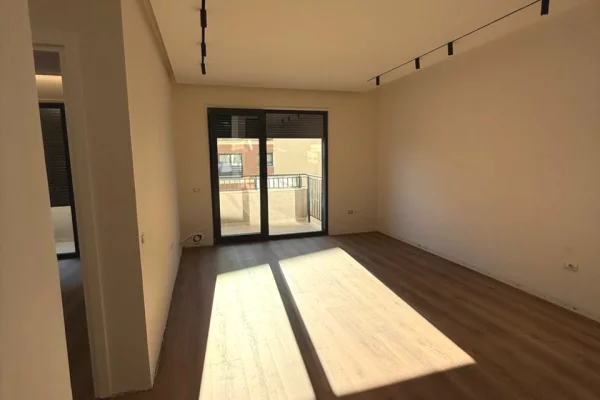 Shtepi ne shitje Apartament ne Tirane, 1+1, Mobilimi Bosh, pa mobiluar, Pagesa 330,000  Euro.