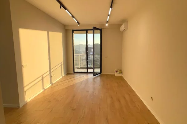 Ambient biznesi me qera 3+1 ne Tirane - 100,000 Leke