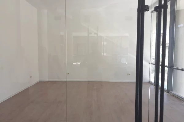 Ambient biznesi me qera 1+1 ne Tirane - 80,000 Leke