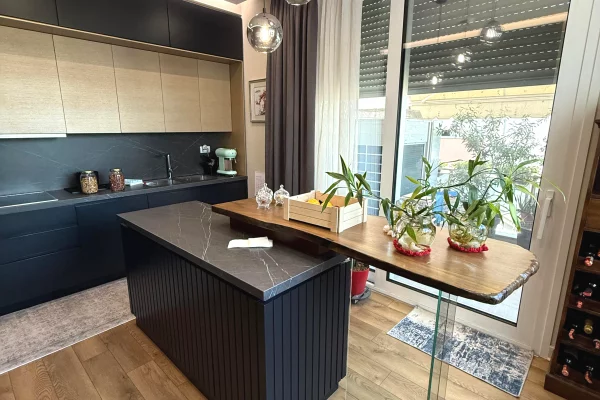 Shtepi ne shitje Penthose(kati i fundit panoramik) ne Tirane, 3+1, Mobilimi E mobiluar, Pagesa 600,000  Euro.