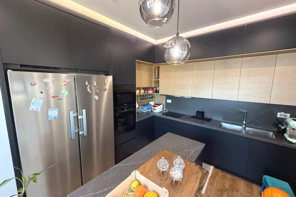 Shtepi ne shitje Penthose(kati i fundit panoramik) ne Tirane, 3+1, Mobilimi E mobiluar, Pagesa 600,000  Euro.