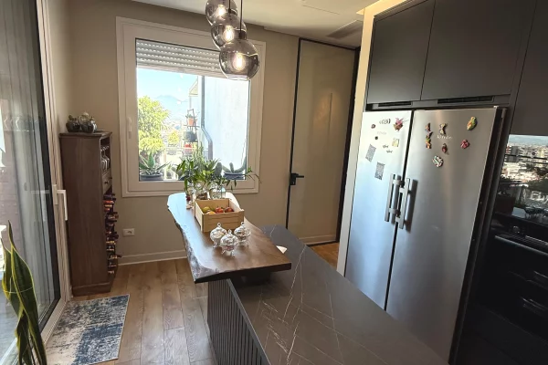 Shtepi ne shitje Penthose(kati i fundit panoramik) ne Tirane, 3+1, Mobilimi E mobiluar, Pagesa 600,000  Euro.