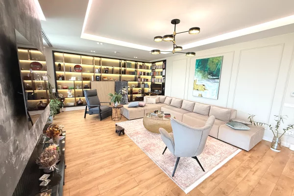 Shtepi ne shitje Penthose(kati i fundit panoramik) ne Tirane, 3+1, Mobilimi E mobiluar, Pagesa 600,000  Euro.